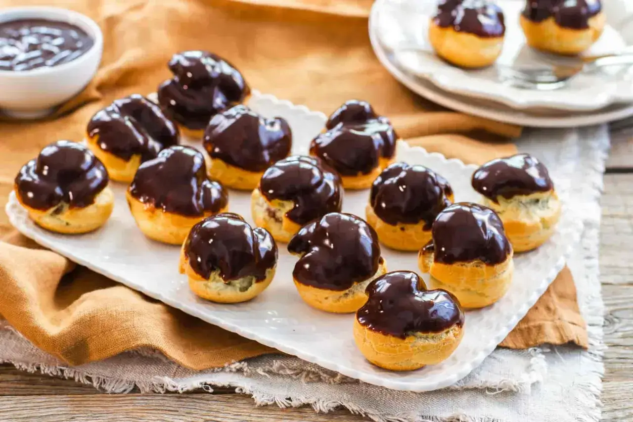 Deliziosi bignè al cioccolato, dolcetti soffici ricoperti da una glassa lucida, pronti per essere gustati.