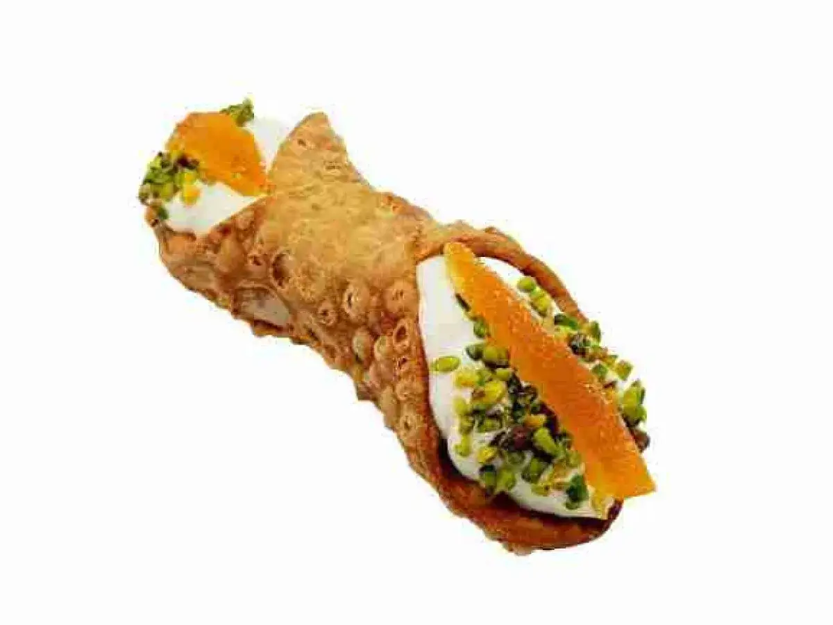Cannolo siciliano con ricotta, scorza d'arancia candita e granella di pistacchio, ingredienti tipici di questa delizia.