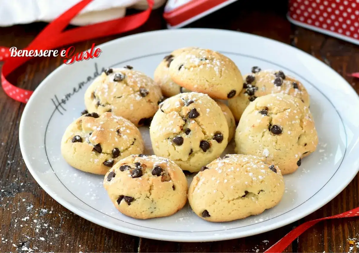 Biscotti fatti in casa con gocce di cioccolato, spolverati di zucchero a velo. Una deliziosa ricetta per veri intenditori.