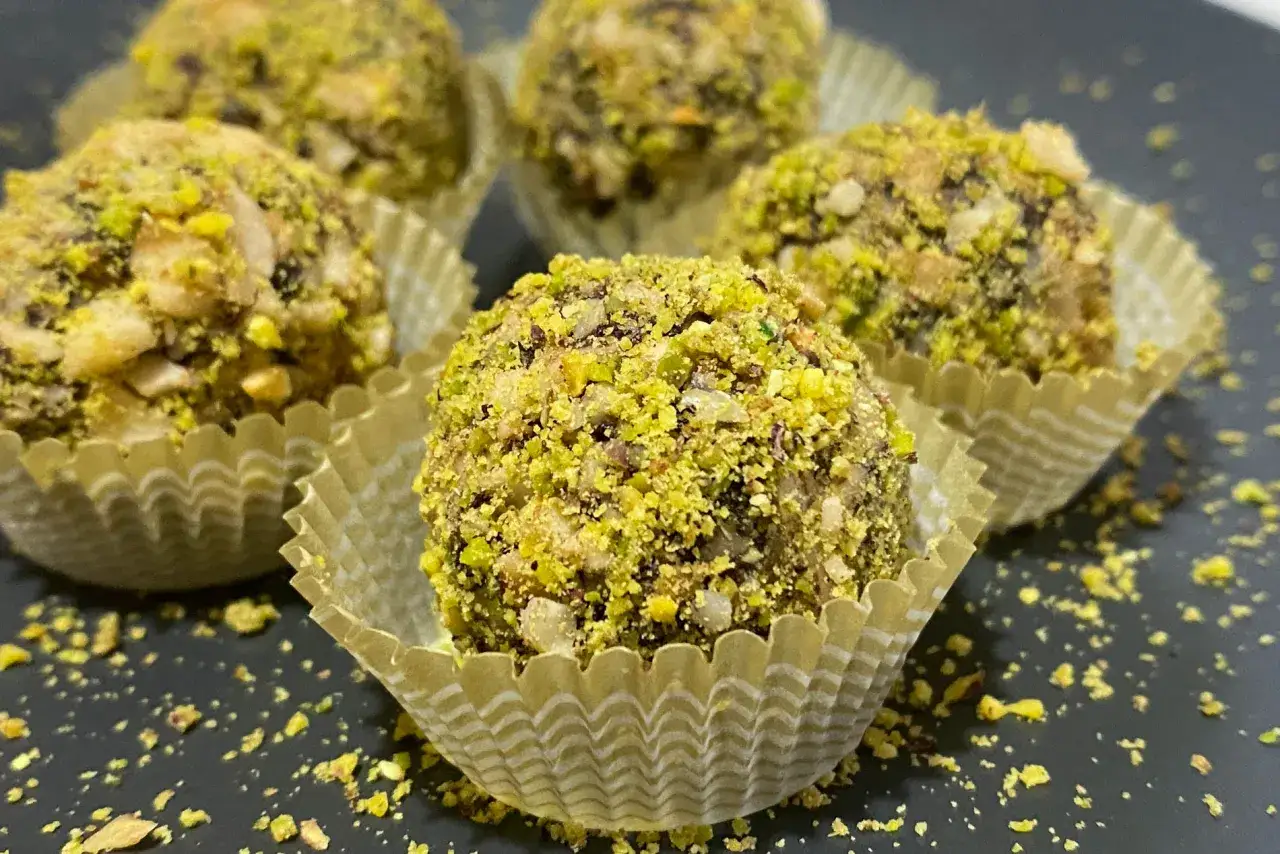 Praline al cioccolato facili e veloci, ricoperte di granella di pistacchio. Perfette per un dolce momento.