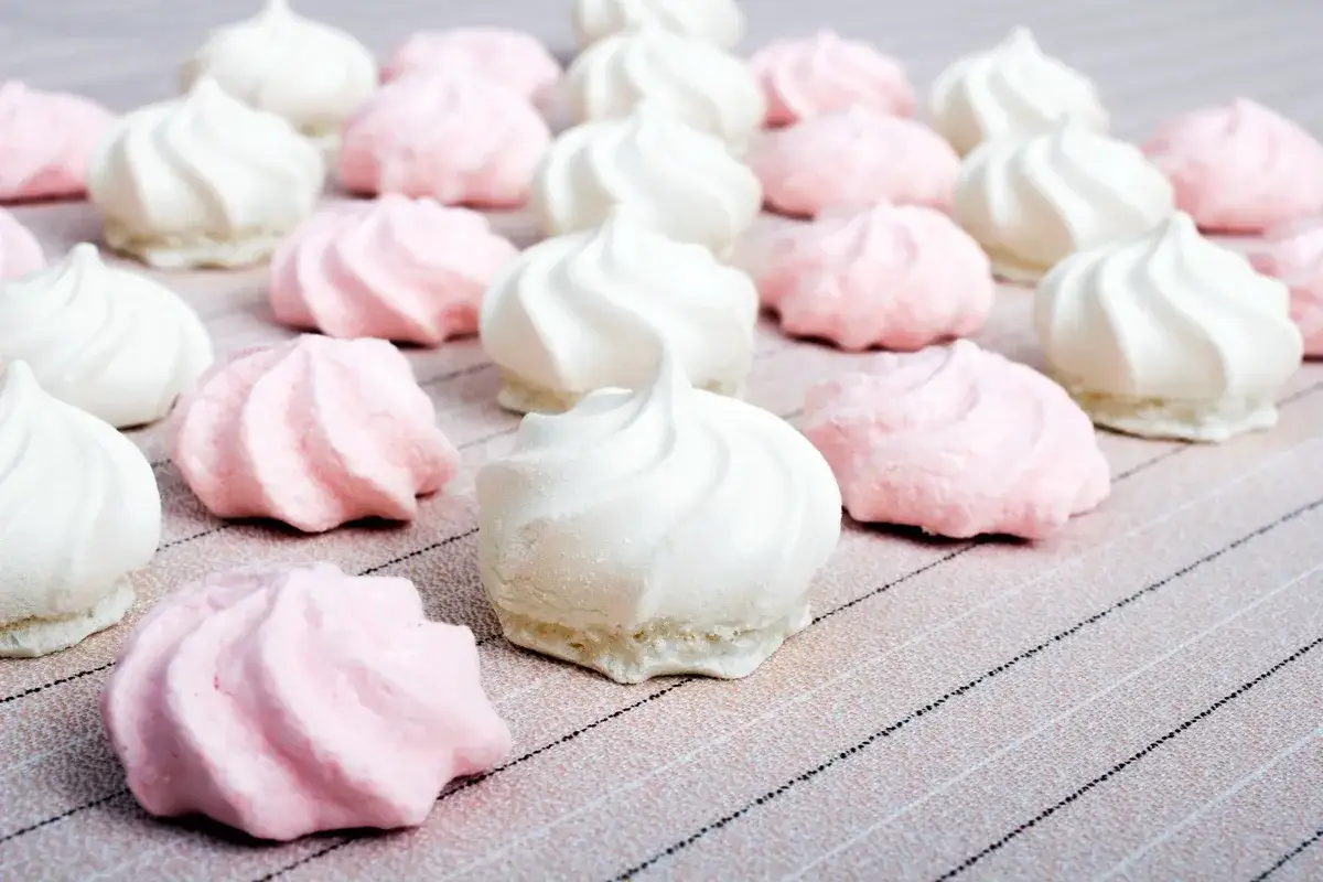 Dolci meringhe bianche e rosa, perfette dopo aver imparato a montare a neve albumi.