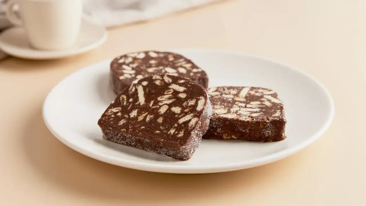 Fette di salame al cioccolato con yogurt greco, un dolce goloso e facile da preparare.