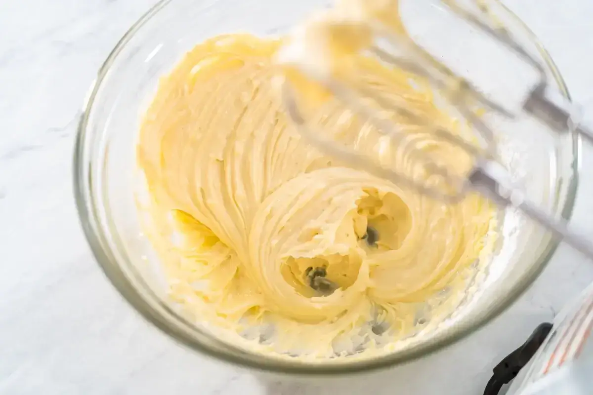 Crema pasticcera in preparazione: il burro aggiunge ricchezza e setosità. Ecco perché si mette il burro nella crema pasticcera per un risultato impeccabile.