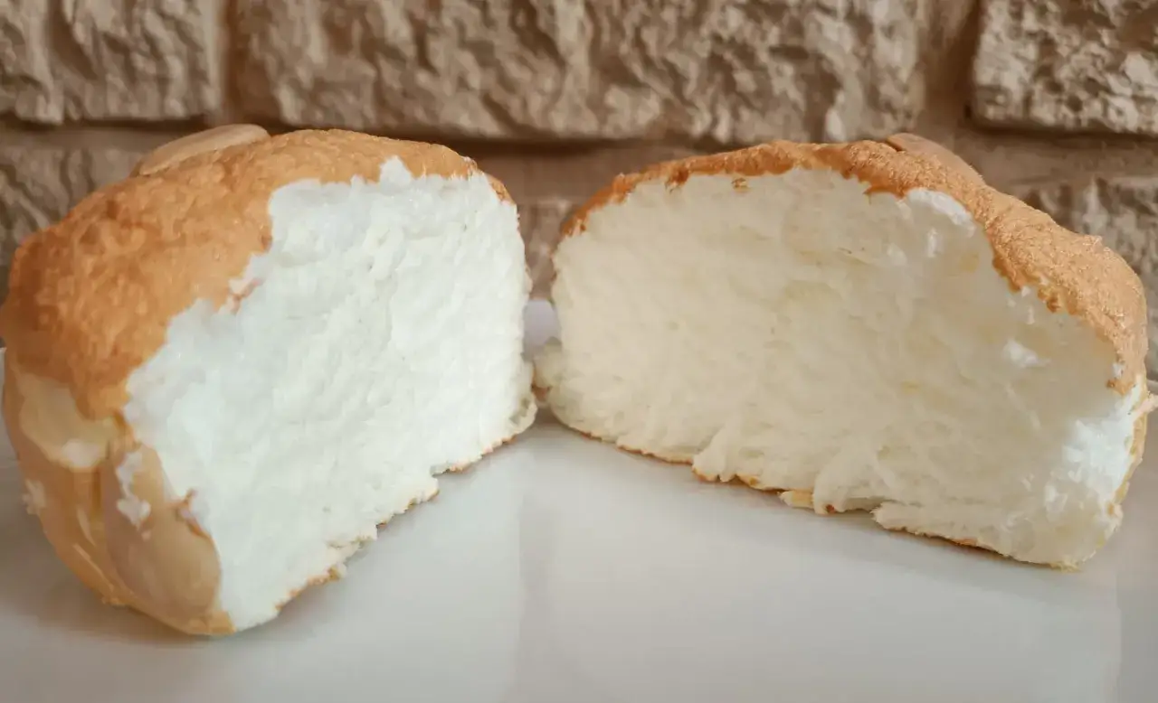 Due fette di torta nuvola, soffice e leggera, con una crosticina dorata e un interno bianco e arioso.