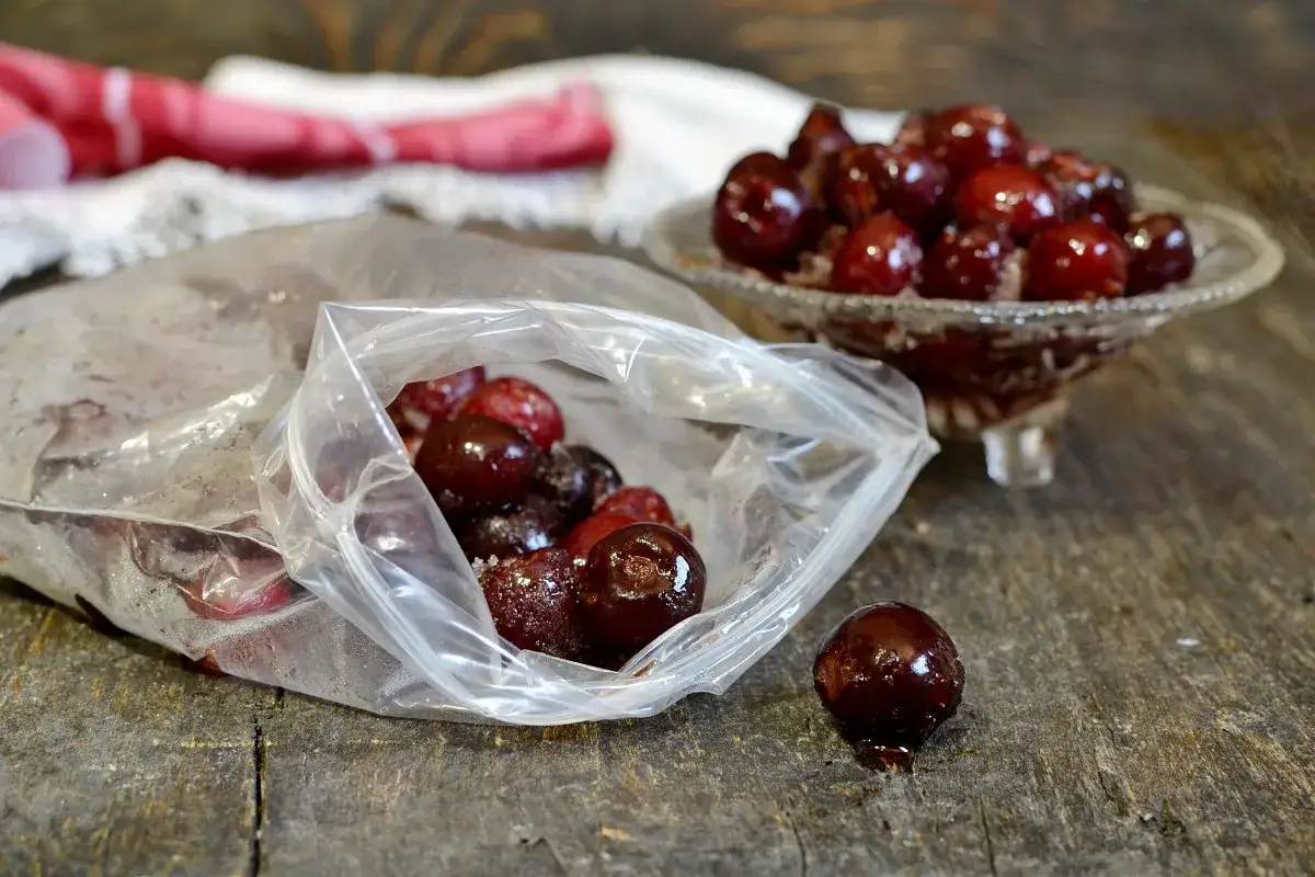 Ciliegie congelate come usarle: perfette per torte, marmellate o frullati. Conservale in freezer per gustarle tutto l'anno.