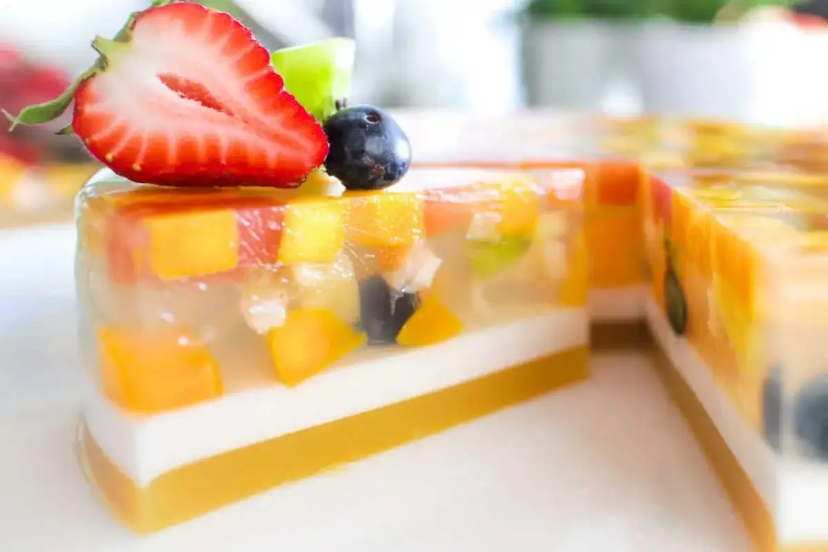 Torta di frutta in gelatina, perfetta per scoprire come usare agar agar per un dolce leggero e colorato.