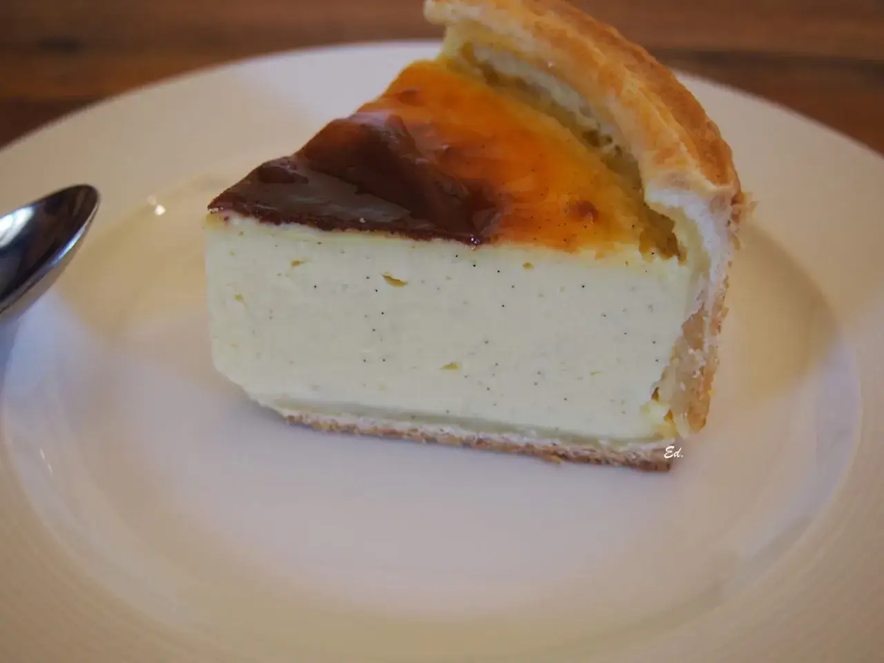 Una fetta di flan parisien, con la sua crema vellutata e la crosta dorata, pronta per essere gustata.
