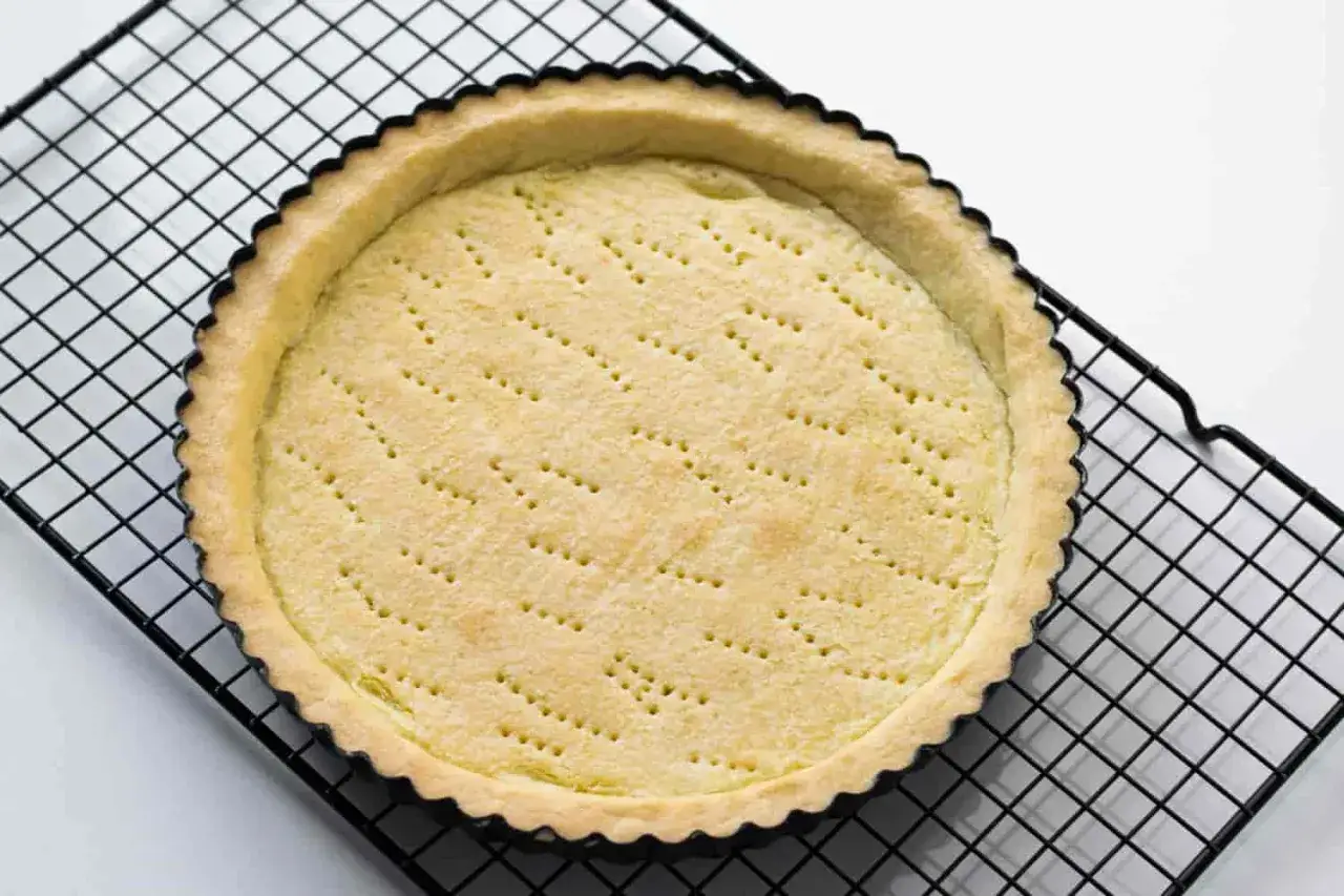 Base per crostata appena sfornata, con fori per una cottura uniforme. Ideale per conoscere il tempo cottura crostata forno statico.
