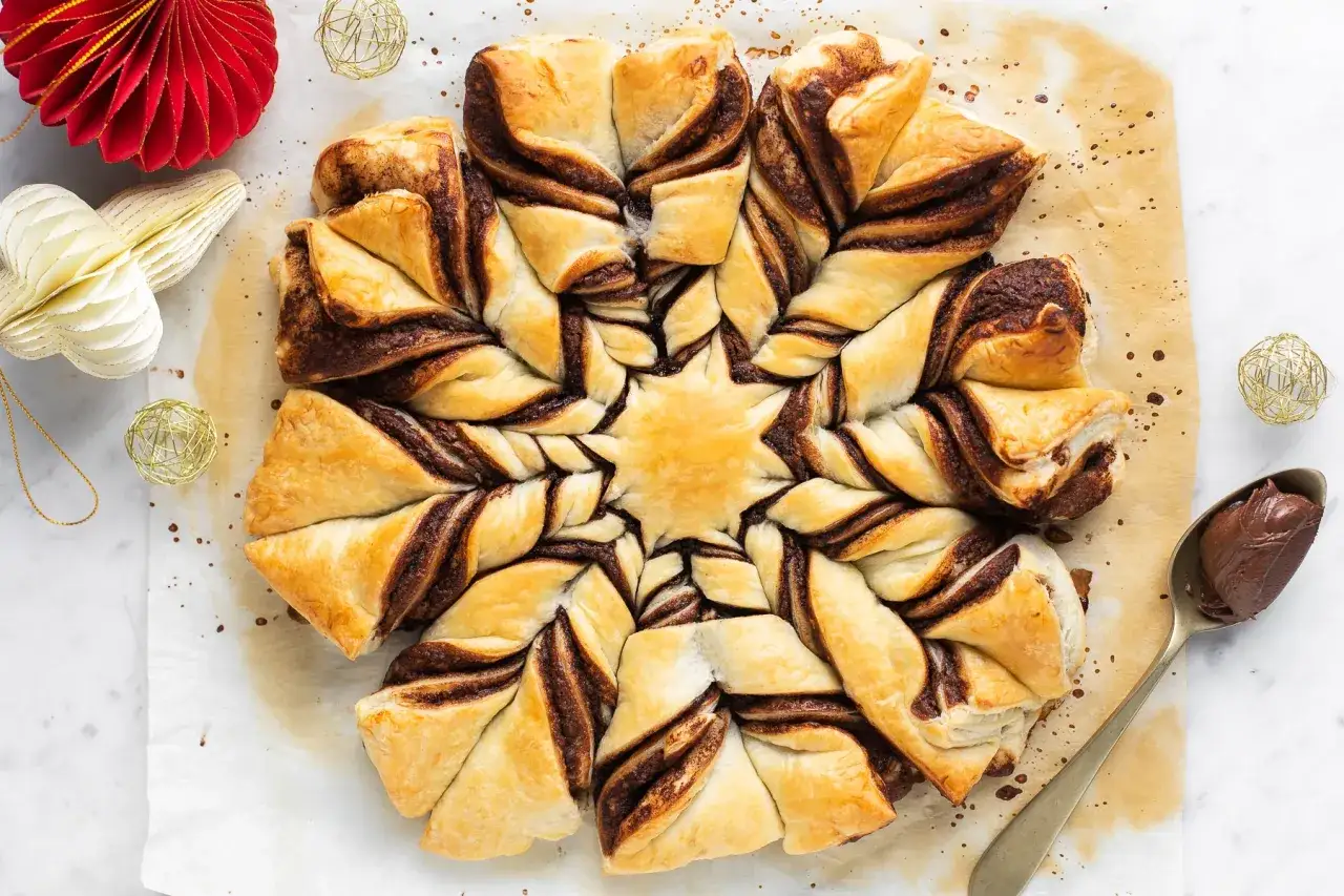 Stella di pasta sfoglia con Nutella, un dolce invitante pronto per essere gustato.