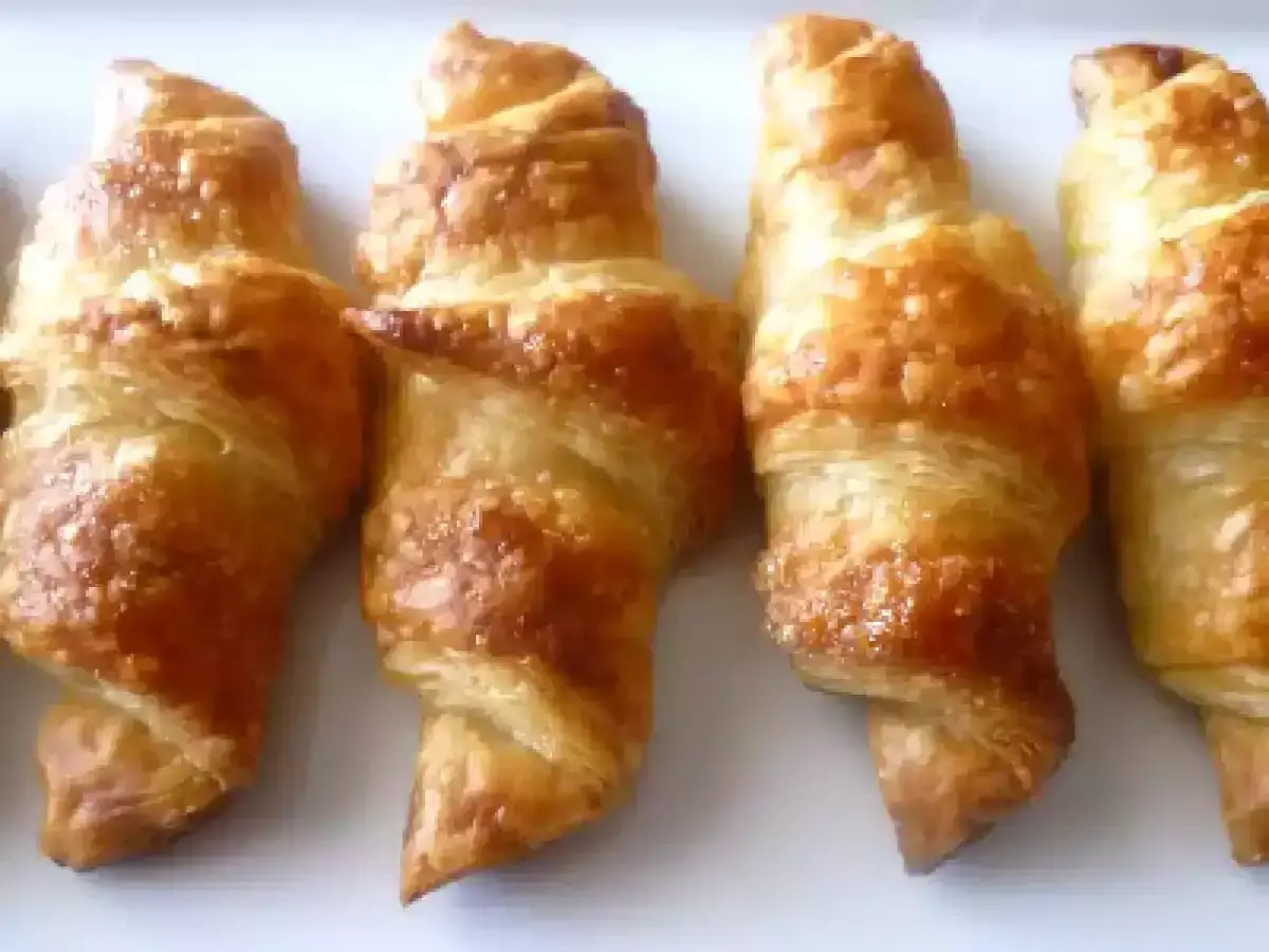 Cornetti di pasta sfoglia dorati e fragranti, pronti per una colazione golosa.