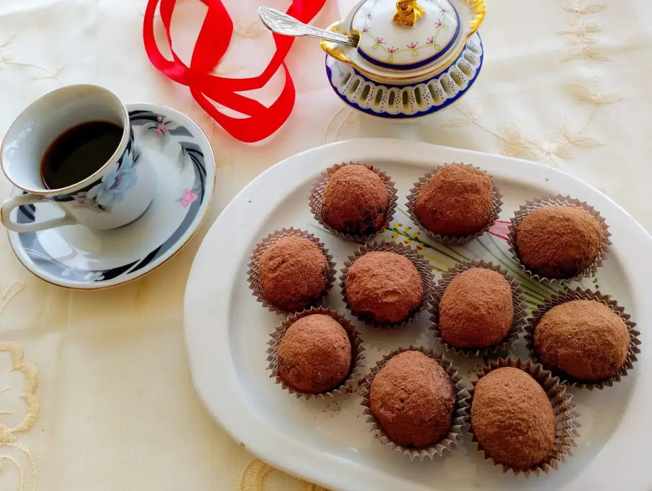 Tartufi al cioccolato facili e veloci, pronti per essere gustati con un caffè.