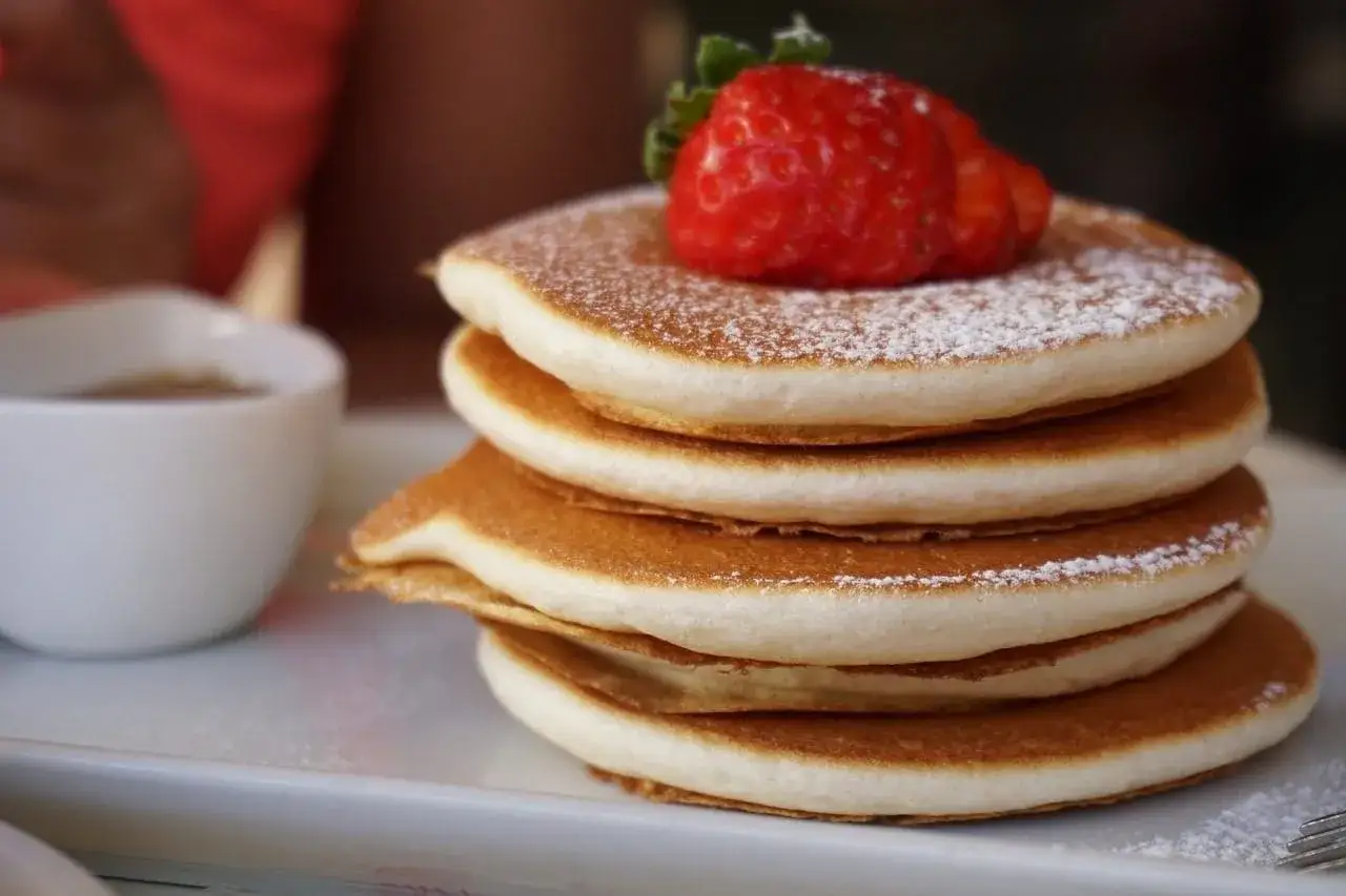 Pancake Bimby perfetti, soffici e dorati, guarniti con fragole fresche e zucchero a velo. Un piacere per gli occhi e per il palato!