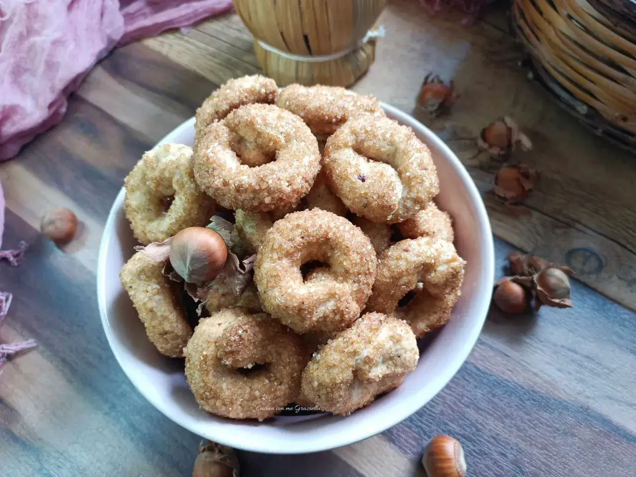 Ciambelline al vino cosparse di zucchero, un dolce profumato e croccante, perfetto per accompagnare un caff&egrave;.