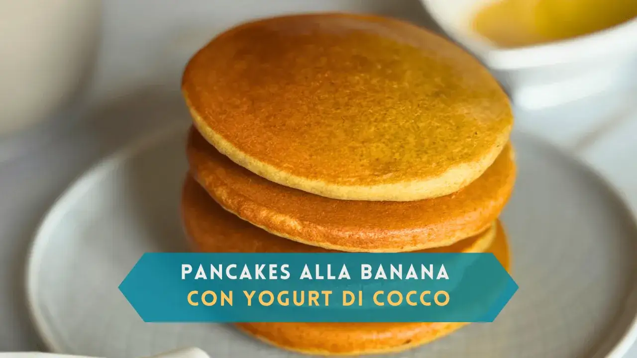 Pancake light alla banana con yogurt di cocco, una pila soffice e dorata, perfetta per una colazione leggera.