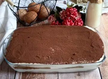 Tiramisù pronto, con 500 g di mascarpone, pronto per essere gustato. Ingredienti freschi in vista.