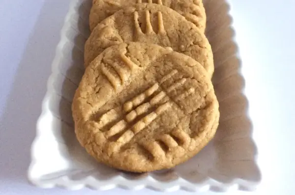Biscotti burro di arachidi con le classiche righe incrociate, pronti per essere gustati.
