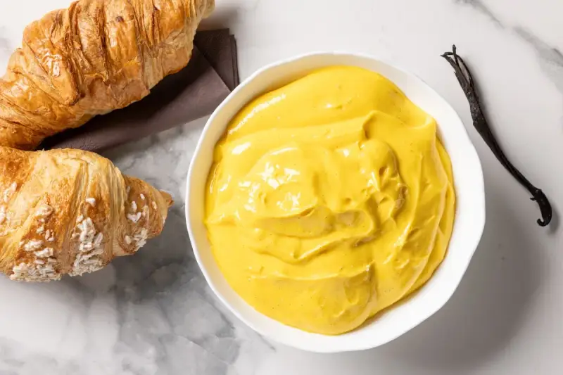 Crema pasticcera senza glutine, vellutata e profumata alla vaniglia, pronta per farcire dolci o da gustare con croissant.