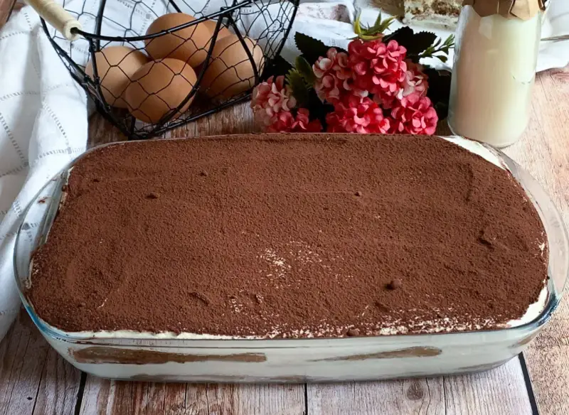 Tiramisù pronto, con 500 g di mascarpone, pronto per essere gustato. Ingredienti freschi in vista.