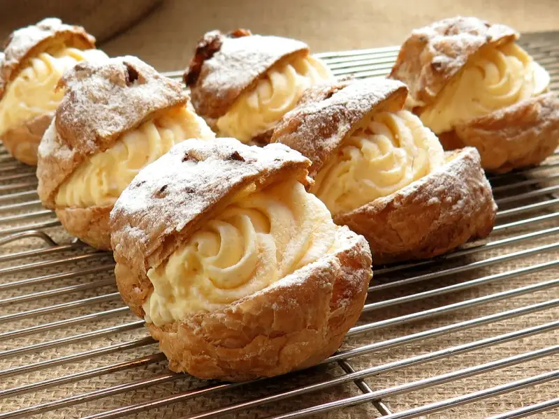 Bignè ripieni di crema pasticcera, spolverati di zucchero a velo. Si può congelare la crema pasticcera per averla sempre pronta.