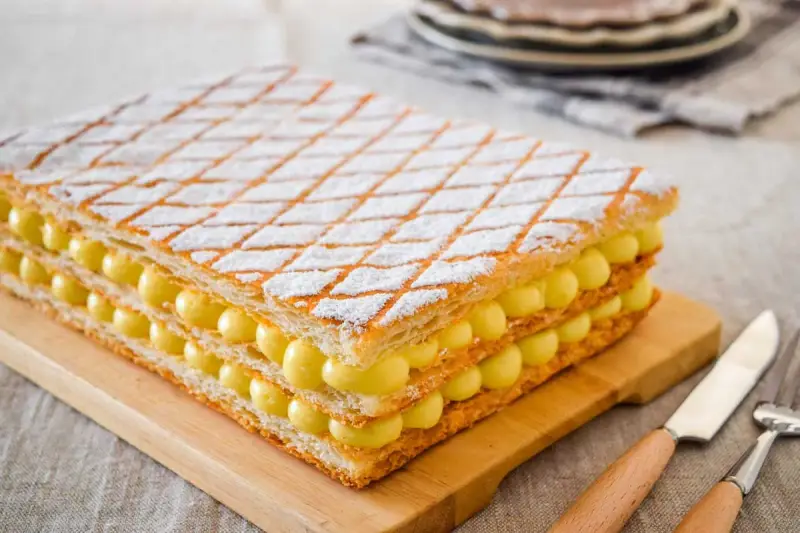 Una deliziosa millefoglie con crema pasticcera, perfetta per ogni occasione. La ricetta è semplice e il risultato è un dolce scenografico.